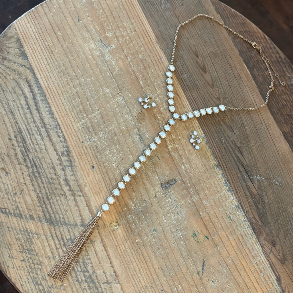 Elegant Gold And White Necklace Set 15$